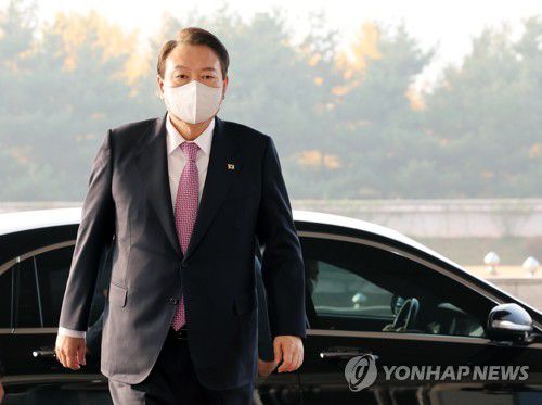 출근하는 윤석열 대통령(서울=연합뉴스) 안정원 기자 = 윤석열 대통령이 10일 오전 서울 용산 대통령실 청사로 출근하고 있다. 2022.11.10 jeong@yna.co.kr