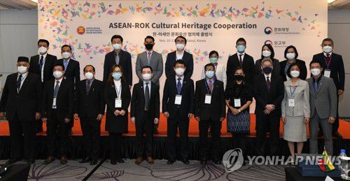 한-아세안 문화유산 협의체 출범식(서울=연합뉴스) 최응천 문화재청장(앞줄 왼쪽 여섯 번째)이 10일 서울 중구 밀레니엄 힐튼 서울에서 열린 '한-아세안 문화유산 협의체 출범식'에서 관계자들과 기념 촬영하고 있다. 2022.11.10 [문화재청 제공. 재판매 및 DB 금지] photo@yna.co.kr