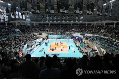 올 시즌 첫 평일 매진(서울=연합뉴스) 이지은 기자 = V리그로 돌아온 김연경의 효과로 평일 경기가 매진된 가운데 10일 오후 서울 중구 장충체육관에서 열린 여자프로배구 GS칼텍스와 흥국생명의 경기가 관중으로 차 있다. 2022.11.10 jieunlee@yna.co.kr