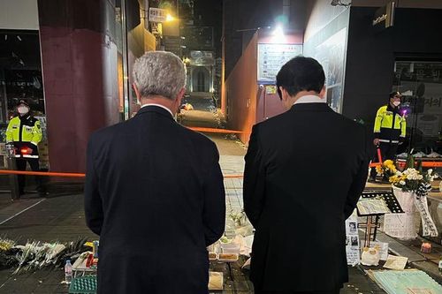 유엔난민기구 필리포 그란디 최고대표(왼쪽)와 정우성 친선대사유엔난민기구(UNHCR) 필리포 그란디 최고대표(왼쪽)와 정우성 친선대사가 10일 서울 용산구 이태원역 1번 출구 앞에 마련된 이태원 참사 희생자 추모 공간을 방문했다. 2022.11.11 [유엔난민기구 한국대표부 제공. 재판매 및 DB 금지]