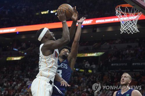 버틀러(왼쪽)의 슈팅 모습.[AP=연합뉴스]