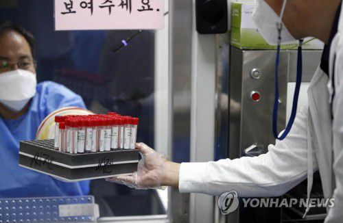 코로나19 검사 이어지는 선별진료소[광주 북구 제공. 재판매 및 DB 금지]