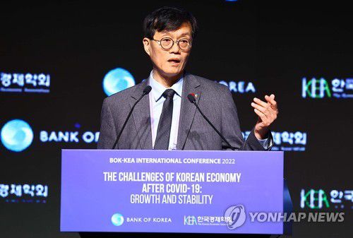 개회사 하는 이창용 총재(서울=연합뉴스) 이창용 한국은행 총재가 11일 서울 중구 웨스틴조선호텔에서 한국은행과 한국경제학회 주최로 열린 국제 컨퍼런스에서 개회사 하고 있다. 2022.11.11 [사진공동취재단] photo@yna.co.kr
