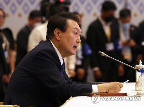 한·아세안 정상회의 모두발언하는 윤석열 대통령(프놈펜=연합뉴스) 서명곤 기자 = 윤석열 대통령이 11일 오후 캄보디아 프놈펜 소카호텔에서 열린 한·아세안 정상회의에 참석, 모두발언을 하고 있다. 2022.11.11 seephoto@yna.co.kr