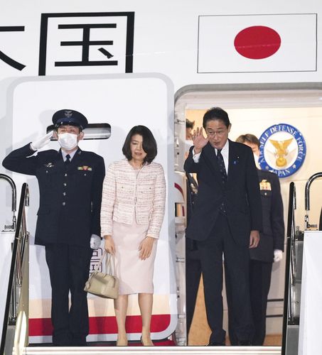 아세안 순방 위해 도쿄서 출국하기 전 인사하는 기시다(맨 오른쪽) 일본 총리[도쿄 교도=연합뉴스]