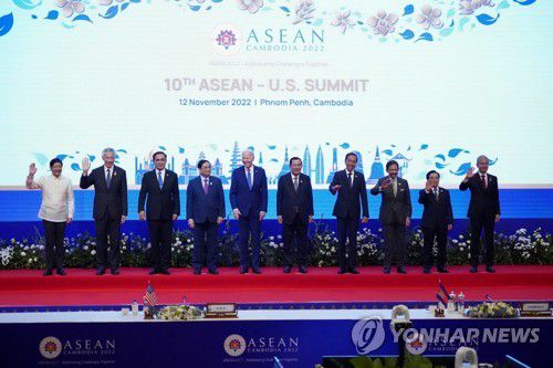 아세안·미국 정상회의(워싱턴 로이터=연합뉴스) 12일(현지시간) 캄보디아 프놈펜에서 열린 제10차 아세안·미국 정상회의에서 정상들이 기념사진을 위해 포즈를 취하고 있다. 2022.11.12
