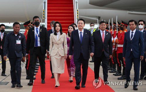캄보디아 프놈펜 도착한 윤석열 대통령 내외(프놈펜=연합뉴스) 서명곤 기자 = 동남아 순방에 나선 윤석열 대통령과 김건희 여사가 11일 오후 한·아세안 정상회의 참석을 위해 캄보디아 프놈펜 국제공항에 도착, 이동하고 있다. 2022.11.11 seephoto@yna.co.kr