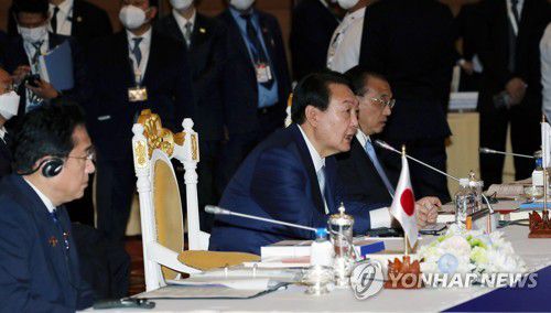 아세안+3 정상회의 모두발언 하는 윤석열 대통령(프놈펜=연합뉴스) 서명곤 기자 = 윤석열 대통령이 12일(현지시간) 오전 캄보디아 프놈펜 한 호텔에서 열린 '아세안+3'(한·중·일) 정상회의에서 모두발언을 하고 있다.  왼쪽부터 기시다 후미오 일본 총리, 윤 대통령, 리커창 중국 총리. 2022.11.12 seephoto@yna.co.kr