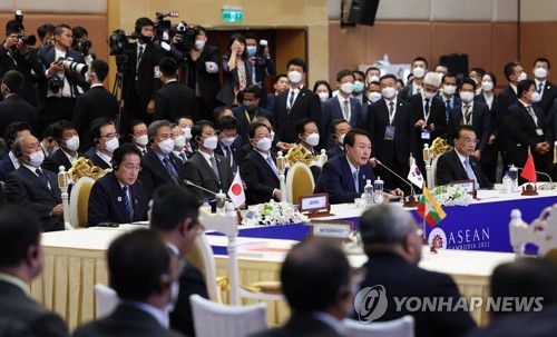 아세안+3 정상회의 모두발언 하는 윤석열 대통령(프놈펜=연합뉴스) 서명곤 기자 = 윤석열 대통령이 12일(현지시간) 오전 캄보디아 프놈펜 한 호텔에서 열린 '아세안+3'(한·중·일) 정상회의에서 모두발언을 하고 있다.  왼쪽부터 기시다 후미오 일본 총리, 윤 대통령, 리커창 중국 총리. 2022.11.12 seephoto@yna.co.kr