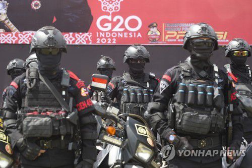 G20 정상회의가 열리는 발리에 배치된 인도네시아 경찰  [AP 연합뉴스 자료사진. 재판매 및 DB 금지]