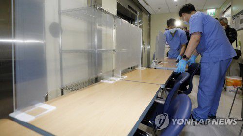 코로나19 확진 수험생 위한 고사장 설치(서울=연합뉴스) 최재구 기자 = 2021학년도 대학수학능력시험을 하루 앞둔 2일 서울의료원에서 병원 관계자들이 확진 수험생들이 수능에 사용할 책상을 만들고 있다. 2020.12.2 jjaeck9@yna.co.kr