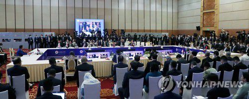 아세안+3 정상회의(프놈펜=연합뉴스) 서명곤 기자 = 윤석열 대통령이 12일(현지시간) 오전 캄보디아 프놈펜 한 호텔에서 열린 '아세안+3'(한·중·일) 정상회의에서 기시다 후미오 일본 총리의 모두발언을 듣고 있다. 2022.11.12 seephoto@yna.co.kr