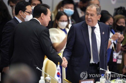 아세안+3 정상회의서 라브로프 러시아 외무장관과 악수하는 윤석열 대통령(프놈펜 AP=연합뉴스) 윤석열 대통령이 13일(현지시간) 캄보디아 프놈펜에서 열린 아세안(ASEAN·동남아시아국가연합)+3(한중일) 정상회의에서 세르게이 라브로프 러시아 외무장관에게 인사하고 있다. 윤석열 대통령은 오는 14일 주요 20개국(G20) 정상회의 참석차 인도네시아 발리로 떠날 예정이다. 2022.11.13 alo95@yna.co.kr