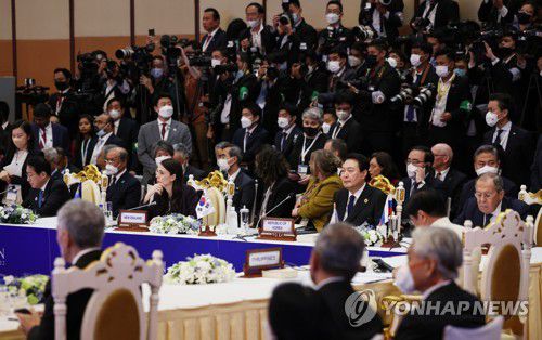 동아시아정상회의 참석한 윤석열 대통령(프놈펜=연합뉴스) 안정원 기자 = 윤석열 대통령이 13일(현지시간) 캄보디아 프놈펜 한 호텔에서 열린 동아시아정상회의(EAS)에 참석하고 있다. 2022.11.13 jeong@yna.co.kr