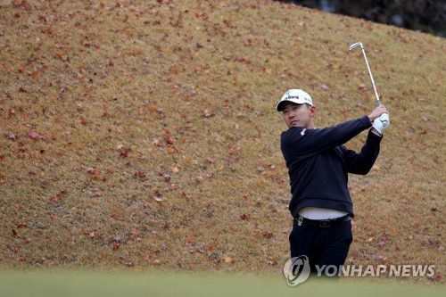 세컨드 아이언 샷 하는 한승수(서울=연합뉴스) 한승수가 13일 경기도 파주에 위치한 서원밸리CC에서 열린 'LG 시그니처 플레이어스 챔피언십' 파이널 라운드 7번 홀에서 세컨드 아이언 샷하고 있다. 2022.11.13      [KPGA 제공. 재판매 및 DB 금지] photo@yna.co.kr