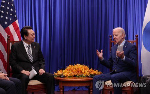 한미 정상회담(프놈펜=연합뉴스) 서명곤 기자 = 윤석열 대통령이 13일(현지시간) 캄보디아 프놈펜 한 호텔에서 조 바이든 미국 대통령과 정상회담을 하고 있다. 2022.11.13 seephoto@yna.co.kr