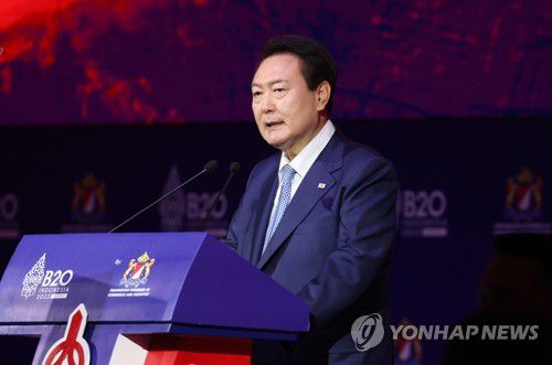 B20 서밋 기조연설 하는 윤석열 대통령(발리=연합뉴스) 안정원 기자 = 윤석열 대통령이 14일 인도네시아 발리 누사두아 컨벤션센터(BNDCC)에서 열린 'B20 서밋 인도네시아 2022'에서 '글로벌 복합위기 극복을 위한 기업의 역할, 그리고 디지털 전환 시대의 글로벌 협력'을 주제로 기조연설을 하고 있다. 2022.11.14 jeong@yna.co.kr