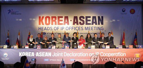 한-아세안 특허청장 회의(서울=연합뉴스) 이인실 특허청장(왼쪽 일곱번째)이 14일 서울 강남구 인터콘티넨탈 서울 코엑스에서 개최된 제5회 한-아세안 특허청장회의에서 공동선언문 서명을 마치고 기념촬영을 하고 있다. 왼쪽부터 노라지자 자파 브루나이 특허청장, 옥 쁘러찌어 캄보디아 상무부 차관, 스리 라스타미 인도네시아 '특허청 지재권 협력-등록 과장, 세이반디스 사야봉캄디 라오스 특허청 부청장, 압둘 해리스 빈 하지 라카 말레이시아 특허청장, 로웰 바바 필리핀 특허청장, 이인실 특허청장, 모에 모에 뜨웨 미얀마 특허청장, 레나 리 싱가포르 특허청장, 부티크라이 리위라판 태국 특허청장, 딘 흐 피 베트남 특허청장, 르 쾅 란 아세안사무국 시장통합과장. 2022.11.14 [특허청 제공. 재판매 및 DB 금지] photo@yna.co.kr