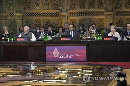G20 정상회의 개막(발리 EPA=연합뉴스) 15일(현지시간) 인도네시아 발리에서 열린 G20 정상회의에서 조코 위도도 인도네시아 대통령(가운데)이 연설하고 있다. 2022.11.15 photo@yna.co.kr