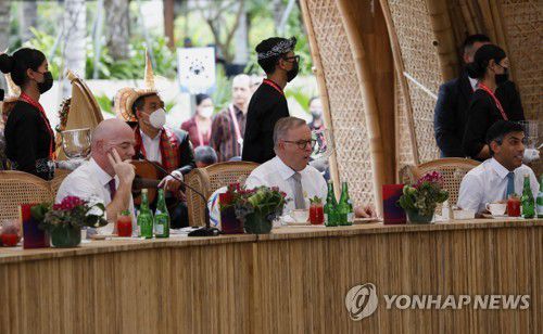 G20 정상회의 업무오찬(발리 AP=연합뉴스) (왼쪽부터) 왼쪽부터 잔니 인판티노 FIFA 회장과 앤서니 앨버니지 호주 총리, 리시 수낙 영국 총리가 15일(현지시간) 인도네시아 발리 캠핀스키 호텔에서 열린 G20 정상회의 정상 오찬에 참석하고 있다. 2022.11.15 photo@yna.co.kr