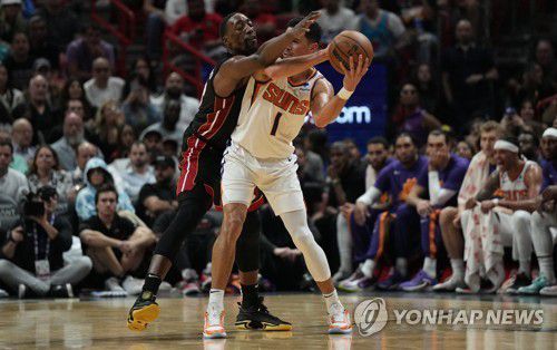 데빈 부커를 막는 뱀 아데바요[USA TODAY Sports=연합뉴스]