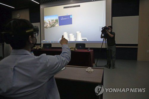 '가상현실·증강현실·복합현실 겸용 강의실'에서 대학생들이 기기를 착용하고 증강현실 수업을 시연하고 있다. [연합뉴스 자료사진]