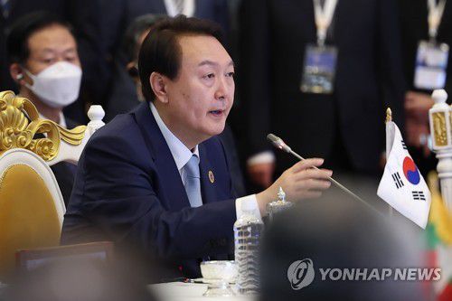 아세안+3 정상회의 모두발언 하는 윤석열 대통령(프놈펜=연합뉴스) 서명곤 기자 = 윤석열 대통령이 지난 12일(현지시간) 오전 캄보디아 프놈펜 한 호텔에서 열린 '아세안+3'(한·중·일) 정상회의에서 모두발언을 하고 있다. [연합뉴스 자료사진]