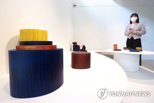 옻칠공예가 유남권 작품세계(서울=연합뉴스) 진연수 기자 = 15일 서울 종로구 예올에서 열린 '예올X샤넬 프로젝트: 올해의 장인·올해의 젊은 공예인' 전시회에서 올해의 젊은 공예인에 선정된 옻칠공예가 유남권의 작품이 전시되어 있다. 2022.11.15 jin90@yna.co.kr
