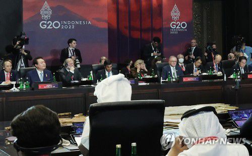 G20 정상회의 첫번째 세션 참석한 윤석열 대통령(발리=연합뉴스) 안정원 기자 = 윤석열 대통령이 15일(현지시간) 인도네시아 발리 캠핀스키호텔에서 열린 주요 20개국(G20) 정상회의 첫 번째 세션(식량·에너지·안보)에 참석하고 있다. 2022.11.15 jeong@yna.co.kr