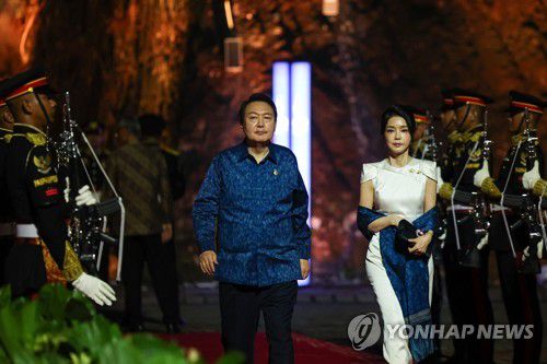 환영 만찬 참석하는 윤석열 대통령 내외(발리=연합뉴스) 서명곤 기자 = 윤석열 대통령과 김건희 여사가 15일 오후 인도네시아 발리 가루다 위스누 끈짜나 문화공원에서 열린 G20 정상회의 환영 만찬에 참석하고 있다. 2022.11.15 seephoto@yna.co.kr