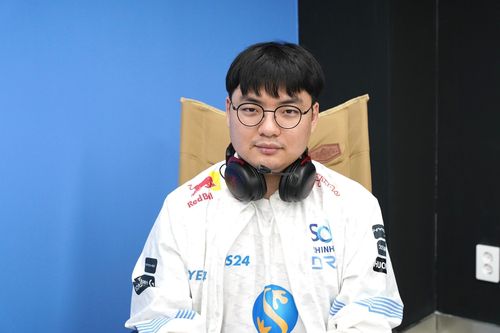 DRX '베릴' 조건희    (서울=연합뉴스) = DRX 리그 오브 레전드(LoL) 팀의 '베릴' 조건희 선수가 15일 서울 마포구 DRX 사옥에서 진행된 인터뷰에서 질문을 듣고 있다. 2022.11.15 [DRX 제공]