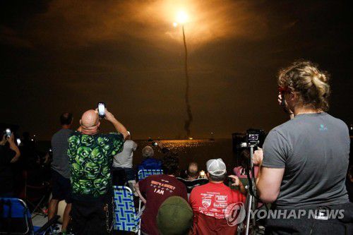 아르테미스I 로켓 발사 지켜보는 사람들[AFP 연합뉴스 자료사진. 재판매 및 DB 금지]