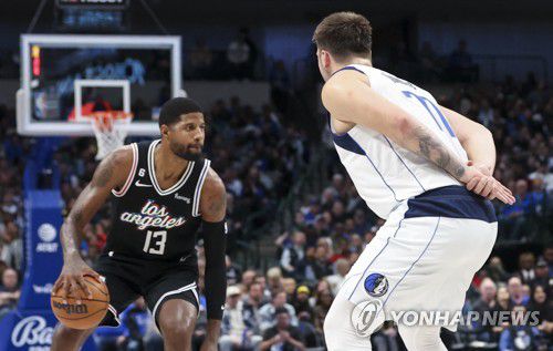 루카 돈치치를 상대로 공격하는 폴 조지[USA TODAY Sports=연합뉴스]