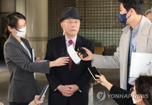 답하는 김기춘(서울=연합뉴스) 박동주 기자 = 세월호 참사 당일 박근혜 전 대통령이 보고받은 시간 등을 사후 조작한 혐의로 기소된 김기춘 전 대통령 비서실장이 16일 오전 열린 파기환송심 선고 공판을 마치고 서울고법을 나서며 취재진 질문에 답하고 있다. 2022.11.16 pdj6635@yna.co.kr