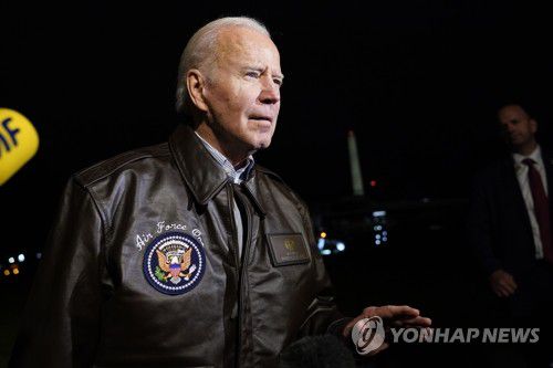 바이든, 폴란드 오폭설 부인하는 젤렌스키 주장에 "증거 없어"(워싱턴DC AP=연합뉴스) 아시아 순방을 마치고 귀국한 조 바이든 미국 대통령이 17일(현지시간) 워싱턴DC 백악관에서 언론 인터뷰를 하고 있다. 바이든 대통령은 지난 11일 이집트에서 열린 27차 유엔기후변화협약 당사국회의(COP27)에 참석한 데 이어 캄보디아에서 개최된 동남아국가연합(ASEAN·아세안) 정상회의, 인도네시아 주요 20개국(G20) 정상회의에 차례로 참가했다. 2022.11.17 ddy04002@yna.co.kr