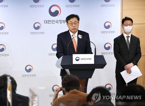 박윤규 2차관, 5G 주파수 할당 조건 이행점검 결과 발표(서울=연합뉴스) 김승두 기자 = 박윤규 과학기술정보통신부 2차관이 18일 정부서울청사 브리핑실에서 5G 주파수 할당 조건 이행점검 결과 및 향후 계획을 발표하고 있다. 과학기술정보통신부는 28㎓ 대역 기지국 설치 이행률을 점검한 결과 SKT에는 이용 기간 10%(6개월) 단축, KT와 LGU+에는 할당 취소 처분을 각각 통지했다고 밝혔다. 2022.11.18 kimsdoo@yna.co.kr