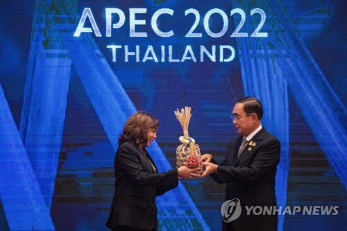 2022 APEC 정상회의 의장국 태국의 쁘라윳 짠오차 총리(오른쪽)와 내년 주최국 미국의 카멀라 해리스 부통령[AFP 연합뉴스 자료사진. 재판매 및 DB 금지]