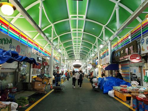 새롭게 정비된 서산 동부전통시장 아케이드[서산시 제공. 재판매 및 DB 금지]