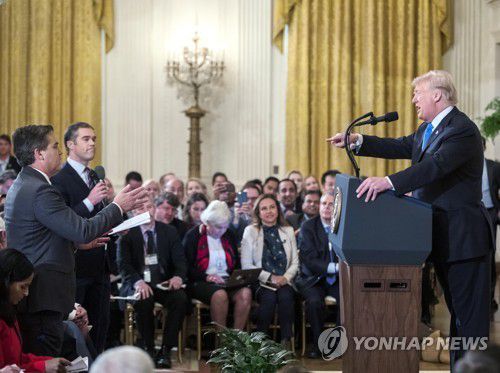 지난 2018년 11월7일 당시 트럼프 美 대통령과 설전하는 CNN 기자[EPA 연합뉴스 자료사진. 재판매 및 DB 금지]