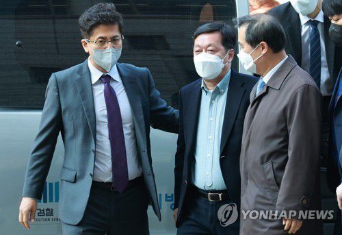 검찰 차량에서 내리는 정진상 실장(서울=연합뉴스) 홍해인 기자 = 정진상 더불어민주당 대표실 정무조정실장이 18일 서초구 서울중앙지방법원에서 열린 구속 전 피의자 심문(영장실질심사)에 출석하며 검찰 차량에서 내리고 있다.     2022.11.18 hihong@yna.co.kr