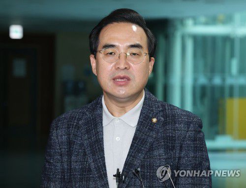 답변하는 박홍근 원내대표(서울=연합뉴스) 백승렬 기자 = 더불어민주당 박홍근 원내대표가 20일 국회 의원회관에서 열린 '2022 국경없는 수의사회 심포지엄'에 참석하기 전 취재진의 질문에 답변하고 있다. 2022.11.20 srbaek@yna.co.kr