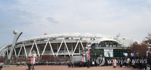 신천지 대규모 종교행사(대구=연합뉴스) 황수빈 기자 = 신천지예수교 증거장막성전의 대규모 종교행사가 열린20일 오후 대구 수성구 대구스타디움 주 경기장 앞에 행사를 마친 후 귀가하려는 신도들의 줄이 길게 늘어져 있다. 2022.11.20 hsb@yna.co.kr