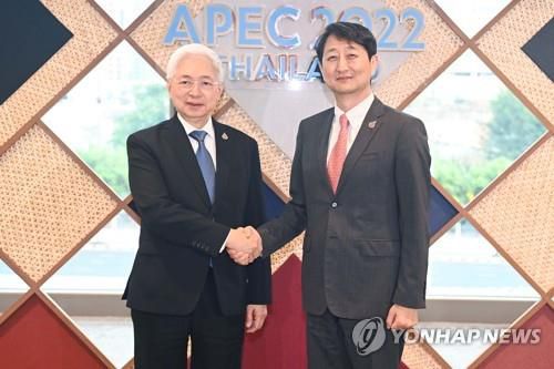 필리핀 산업장관 면담한 안덕근 본부장   (서울=연합뉴스) 안덕근 산업통상자원부 통상교섭본부장이 17일(현지시간) 태국 방콕 퀸시리킷 국립컨벤션센터에서 알프레도 파스쿠알(Alfredo E. Pascual) 필리핀 통상산업부 장관과 면담하고 기념 촬영하고 있다. 2022.11.18 [산업통상자원부 제공. 재판매 및 DB 금지]     photo@yna.co.kr (끝)