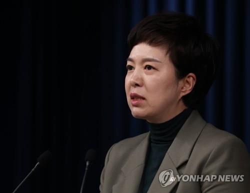 윤 대통령 국무회의 발언 브리핑하는 김은혜 홍보수석(서울=연합뉴스) 서명곤 기자 = 김은혜 대통령실 홍보수석이 22일 오후 서울 용산 대통령실 청사 브리핑룸에서 윤석열 대통령의 국무회의 발언과 한중 정상회담 당시의 발언 등과 관련해 브리핑을 하고 있다. 2022.11.22 seephoto@yna.co.kr