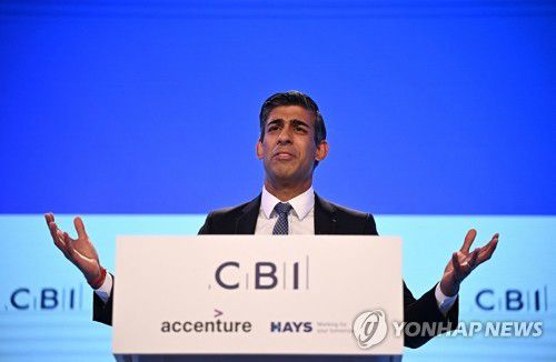 CBI서 연설하는 수낵 영국 총리(버밍엄 AFP=연합뉴스) 리스 수낵 영국 총리가 21일(현지시간) 영국 버밍엄에서 열린 영국산업연맹(CBI) 총회에서 발언하고 있다.2022.11.21 alo95@yna.co.kr