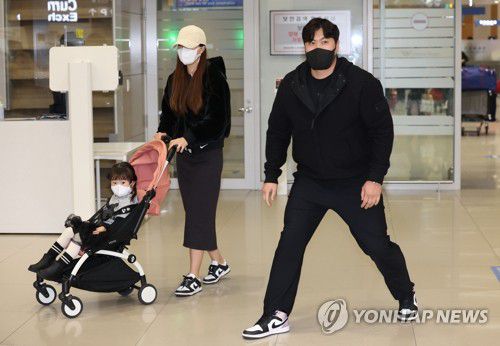 귀국하는 류현진(영종도=연합뉴스) 신준희 기자 = '코리안 몬스터' 류현진이 22일 오후 가족들과 함께 영종도 인천국제공항을 통해 귀국하고 있다. 2022.11.22 hama@yna.co.kr
