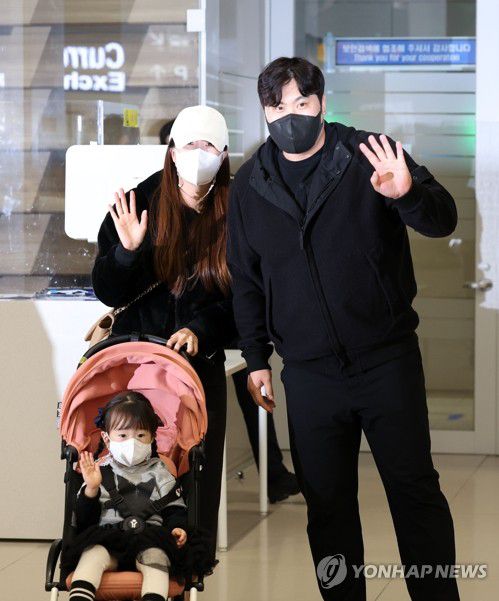 가족과 함께 귀국하는 류현진(영종도=연합뉴스) 신준희 기자 = '코리안 몬스터' 류현진이 22일 오후 가족들과 함께 영종도 인천국제공항을 통해 귀국하고 있다. 2022.11.22 hama@yna.co.kr