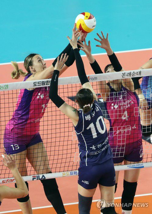 '공은 어디로'(김천=연합뉴스) 김현태 기자 = 22일 오후 경북 김천실내체육관에서 열린 프로배구 도드람 2022-2023 V리그 여자부 흥국생명 핑크스파이더스와 한국도로공사 하이패스의 경기에서 양 팀 선수들이 볼 다툼을 하고 있다. 2022.11.22 mtkht@yna.co.kr