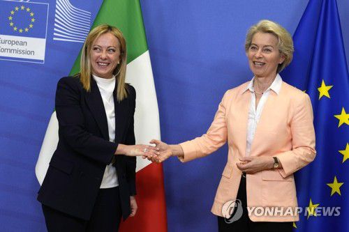 멜로니 총리 맞이하는 폰데어라이엔 EU 집행위원장(브뤼셀 AP=연합뉴스) 우르줄라 폰데어라이엔 유럽연합(EU) 집행위원장(오른쪽)이 3일(현지시간) 벨기에 브뤼셀 EU 본부에서 조르자 멜로니 이탈리아 총리를 맞이하고 있다. 지난달 22일 공식 취임한 극우 성향의 멜로니 총리는 첫 해외 방문지로 브뤼셀을 선택하며 EU 27개국의 분열을 초래할 것이라는 우려를 불식시키는 데 주력했다. 2022.11.04 ddy04002@yna.co.kr