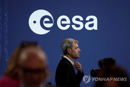 프랑스 파리에서 열린 유럽우주국(ESA) 장관급 회의(파리 로이터=연합뉴스) 프랑스 파리 그랑팔레 에페메르에서 열린 유럽우주국(ESA) 장관급 회의에 적혀있는 ESA 로고. 2022.11.23 yna.co.kr [재판매 및 DB 금지]